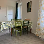 The Casa Blu Dependance La Casa Gialla בית הארחה 3*