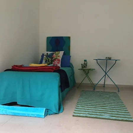 The Casa Blu Dependance La Casa Gialla بيت ضيافة